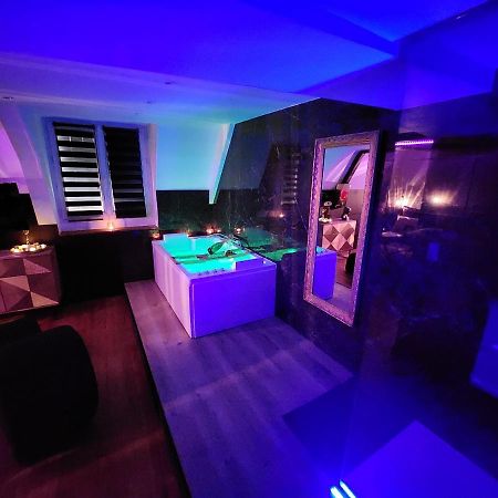 Caen, Tu M'Aimes - Suite Romantique ภายนอก รูปภาพ